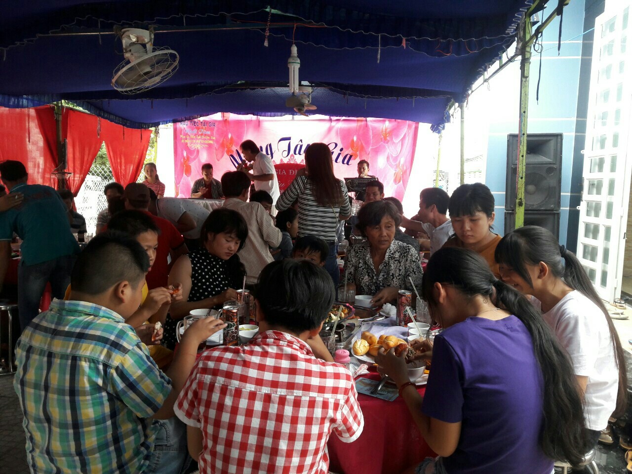 Cho thuê bàn ghế, chén dĩa, khung rạp của tiệc cưới
